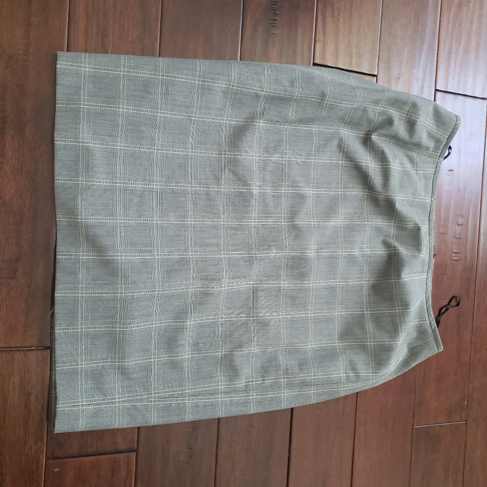 Women Gray Plaid Skirt by Le Suit